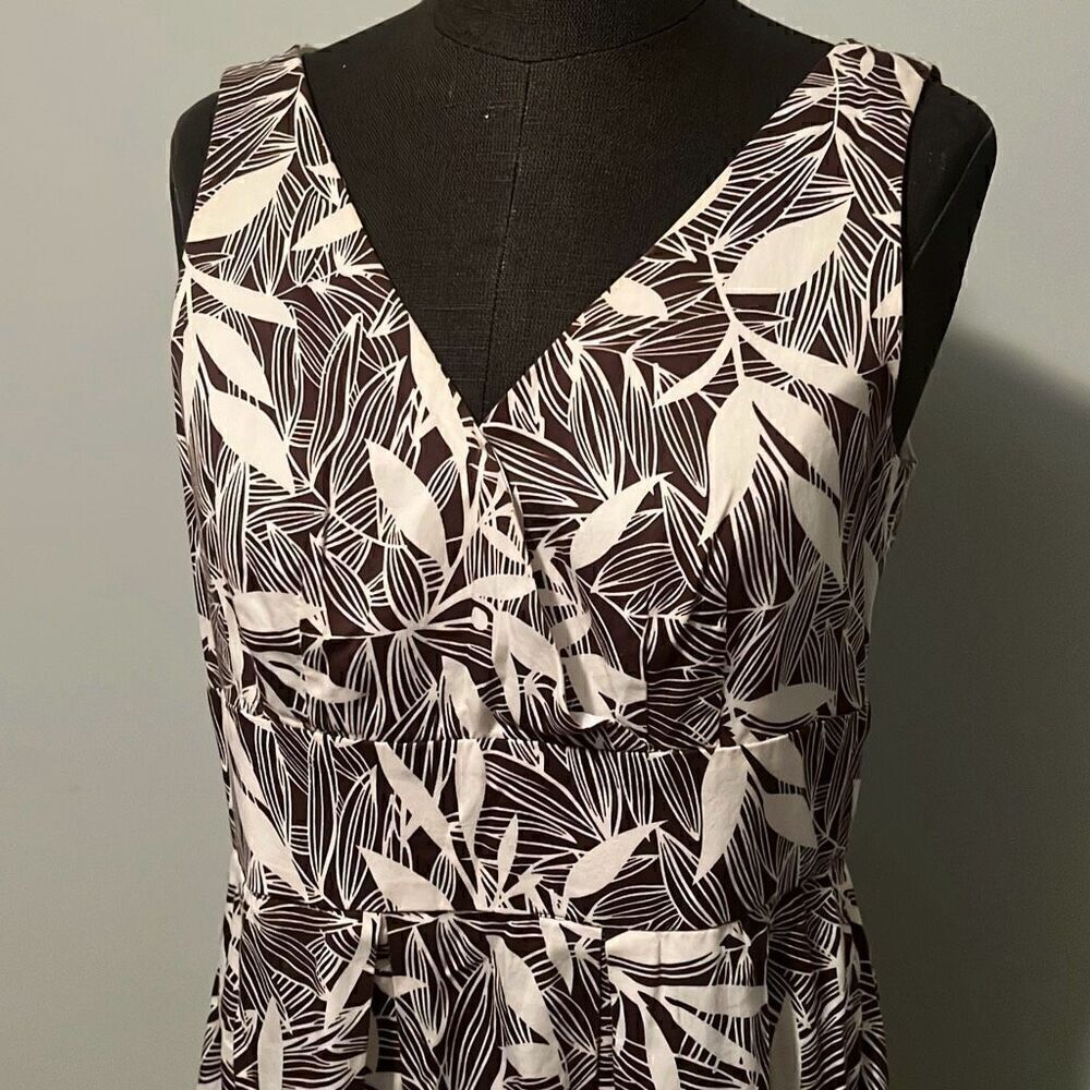 Van Heusen Women's Brown & White Tropical Sleeveless V-Neck A-Line Dress Size 10 - Picture 2 of 9